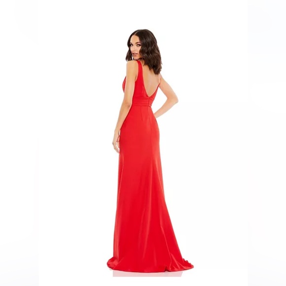 Elegant red form fitting ball gown - Picture 2 of 3